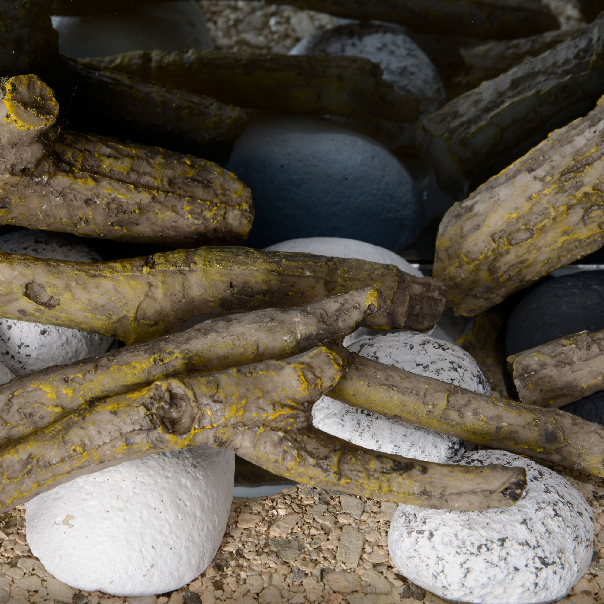 Fynco - 47inch / 120cm Electric Fireplace Wall Mounted, Freestanding, Glass Electric Fire Suite with Mantel, Adjustable LED Flame Effect and Temperature, Log, Pebble, Remote Control, 2000W, White